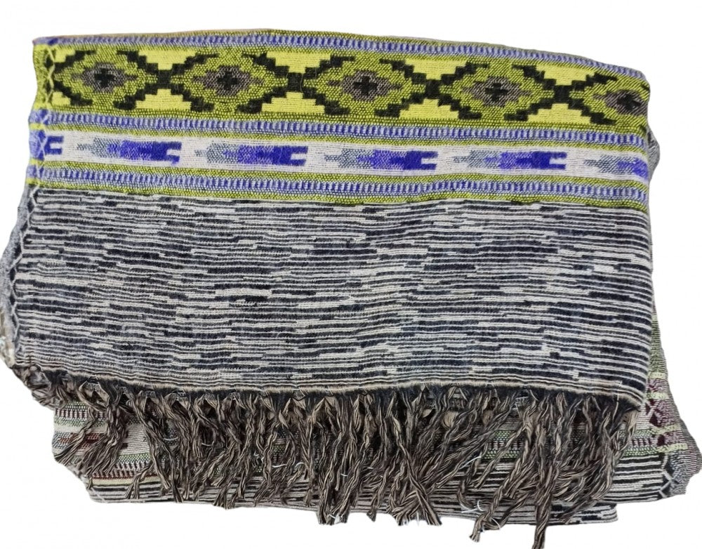 Scarves/woollen hats.- Rawat