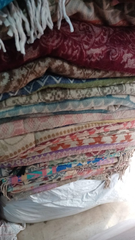 Scarves/woollen hats.- Rawat